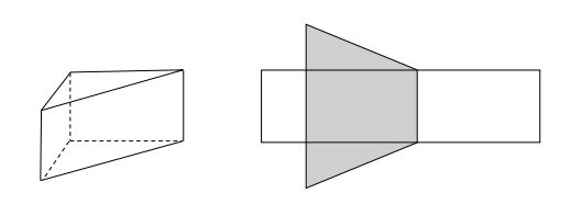 Na rysunku przedstawiono graniastosłup prosty o podstawie trójkąta prostokątnego i jego siatkę. 